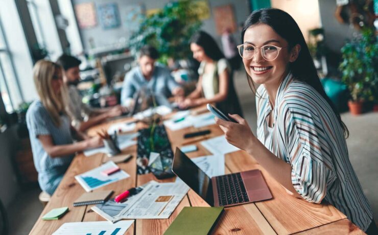 Equipo becario practicas empresa marketing