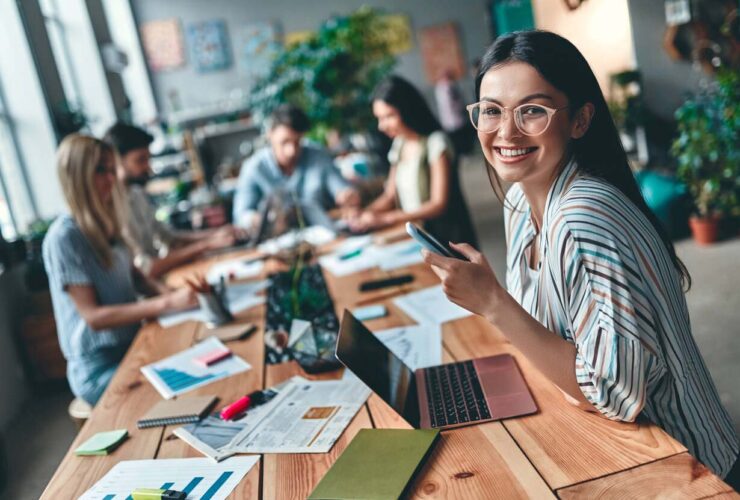 Equipo becario practicas empresa marketing